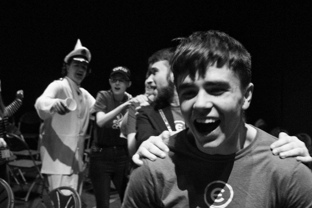 pobol ifanc yn gwneud y conga ac yn cael hwyl