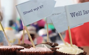 Cupcakes with flags reading Well Iawn